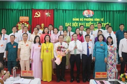 Ra mắt Ban Chấp hành Đảng bộ phường Vĩnh Tế.