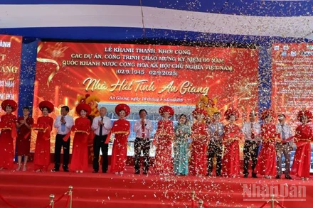 Quang cảnh khánh thành Nhà hát tỉnh An Giang.