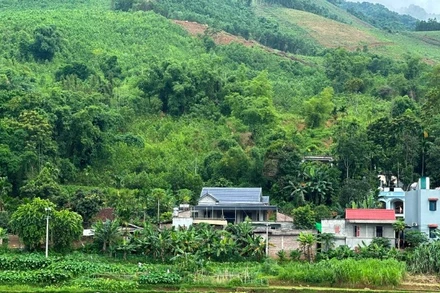 Xóm Rài, nằm trên đồi Cây Đa, xã Mường Vang, tỉnh Phú Thọ - nơi đang xảy ra nứt đồi.