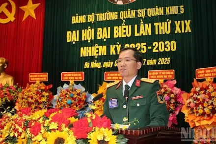 Đại tá Lương Đình Chung, Bí thư Đảng ủy, Chính ủy Quân khu 5 phát biểu chỉ đạo tại Đại hội. (Ảnh: ĐÌNH TĂNG)