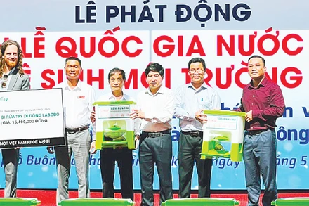 Lãnh đạo Cục Quản lý và Xây dựng công trình thủy lợi trao bình đựng nước và thiết bị rửa tay di động tặng học sinh trung học cơ sở trên địa bàn tỉnh Đắk Lắk.