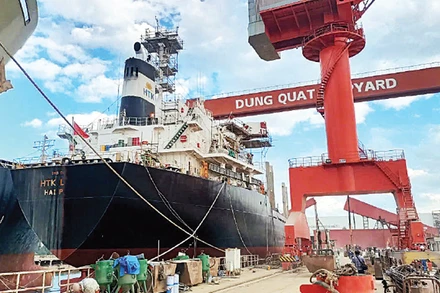 Tàu chở hàng trọng tải lớn sửa chữa tại Công ty trách nhiệm hữu hạn một thành viên Đóng tàu và Công nghiệp cơ khí dầu khí.