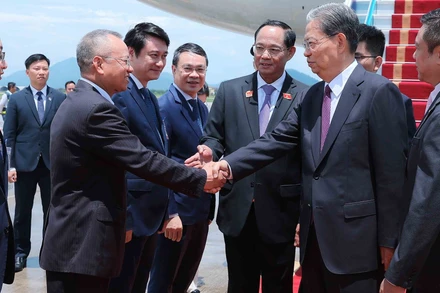 Phó Chủ tịch Quốc hội Trần Quang Phương cùng đại diện lãnh đạo các ban, bộ, ngành và thành phố Hà Nội đón Ủy viên trưởng Nhân đại toàn quốc Trung Quốc Triệu Lạc Tế tại Sân bay quốc tế Nội Bài. (Ảnh: An Đăng/TTXVN) 