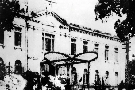 Ngày 19/8/1945, sau cuộc mít tinh tại Quảng trường Nhà hát Lớn, quần chúng nhân dân Thủ đô đã đánh chiếm Bắc Bộ phủ, cơ quan đầu não của chính quyền tay sai Pháp ở Bắc Bộ. (Ảnh: Tư liệu TTXVN)