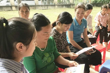 Cán bộ Trạm Y tế xã Sơn Phú (huyện Na Hang, tỉnh Tuyên Quang) tuyên truyền về dinh dưỡng và Tuần lễ làm mẹ an toàn cho người dân. (Ảnh: KHÁNH HUY)