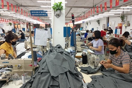 Sản xuất hàng dệt may xuất khẩu tại Tổng công ty May 10.