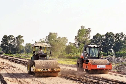 Thi công Dự án đường vành đai 4-Vùng Thủ đô đoạn qua địa bàn quận Hà Đông, Hà Nội. (Ảnh: ĐĂNG ANH)