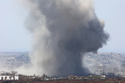 Khói bốc lên sau cuộc không kích của Israel xuống Dải Gaza. (Ảnh: THX/TTXVN)