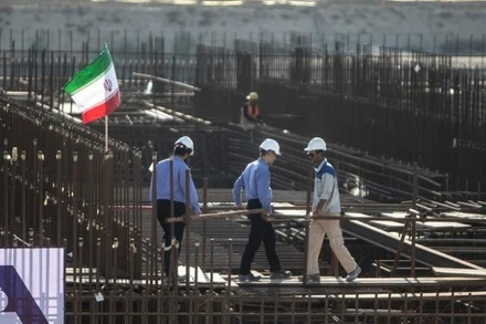 Công nhân làm việc tại công trường xây dựng giai đoạn 2 của Nhà máy điện hạt nhân Bushehr ở Bushehr, miền nam Iran, ngày 10/11/2019. (Ảnh: Xinhua)