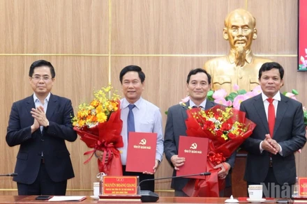 Chủ tịch Hội đồng nhân dân tỉnh Quảng Ngãi Nguyễn Đức Tuy và Chủ tịch Ủy ban nhân dân tỉnh Quảng Ngãi Nguyễn Hoàng Giang trao quyết định, tặng hoa chúc mừng đồng chí Đinh Quốc Tuấn và Phạm Xuân Duệ nhận nhiệm vụ mới.