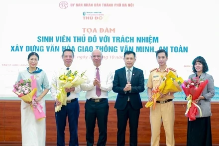 Ban tổ chức tặng hoa các đại biểu tham dự tọa đàm.