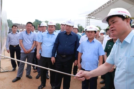 Lãnh đạo Bộ Xây dựng kiểm tra thi công đường cao tốc Tuyên Quang-Hà Giang (Ảnh: TẠ HẢI)