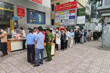 Người dân Thành phố Hồ Chí Minh xếp hàng trật tự để nhận ấn phẩm đặc biệt của Báo Nhân Dân.