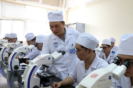 Giảng viên Bộ môn Ký sinh trùng và côn trùng (Học viện Quân y) hướng dẫn học viên thực hành soi tiêu bản ký sinh trùng.