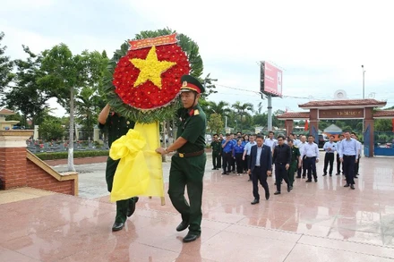 Đoàn lãnh đạo và cán bộ, công nhân viên BSR dâng hương tại Nghĩa trang Liệt sĩ Bình Sơn.