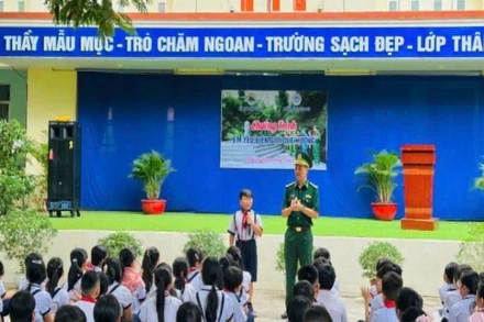 Cán bộ Đồn Biên phòng Xuân Đài tổ chức tuyên truyền về biên giới quốc gia cho các em học sinh.