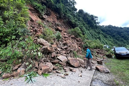 Sạt lở gây ách tắc tạm thời tuyến đường Hồ Chí Minh nhánh tây qua xã Trường Sơn, tỉnh Quảng Trị. (Ảnh: HÙNG TRẦN)