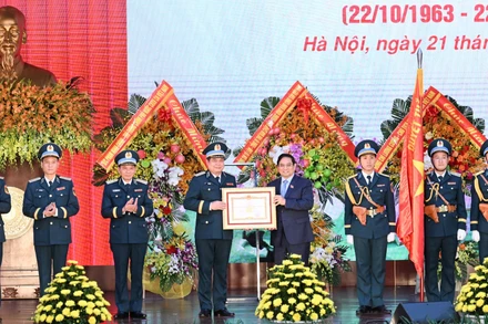 Thủ tướng Phạm Minh Chính trao Danh hiệu Anh hùng lực lượng vũ trang nhân dân cho Quân chủng Phòng không-Không quân