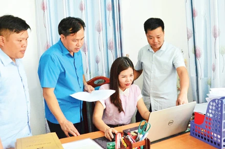 Cán bộ xã Pa Ủ (tỉnh Lai Châu) trao đổi, triển khai công việc trực tiếp trên môi trường số. (Ảnh: PHẠM CƯỜNG)