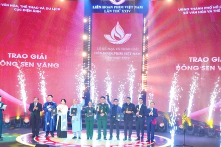Trao giải Bông sen vàng cho các bộ phim xuất sắc tại Liên hoan phim Việt Nam lần thứ 24. (Ảnh: MAI ANH)