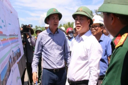 Thứ trưởng Xây dựng Nguyễn Việt Hùng và Đoàn công tác kiểm tra tiến độ dự án cao tốc Hòa Liên-Túy Loan ngày 17/7. (Ảnh: ANH ĐÀO)