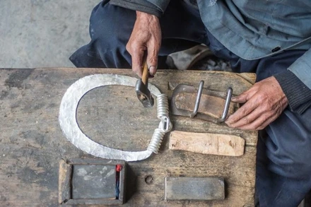 Nghệ nhân chế tác phụ kiện bạc tại tỉnh Hồ Nam, miền trung Trung Quốc. (Ảnh: Xinhua)