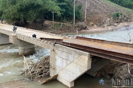 Sau 7 ngày nỗ lực thi công, cầu tạm Nước Bao đã được hoàn thiện.