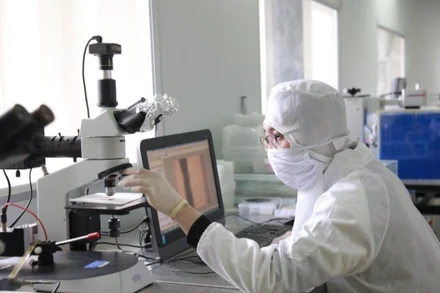 Sinh viên trong phòng thí nghiệm tại Trường đại học Khoa học Tự nhiên, Đại học Quốc gia Hà Nội.