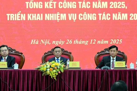 Thường trực Ban Bí thư Trần Cẩm Tú cùng các đồng chí lãnh đạo Ban Chính sách, chiến lược Trung ương chủ trì hội nghị. (Ảnh: DUY LINH)