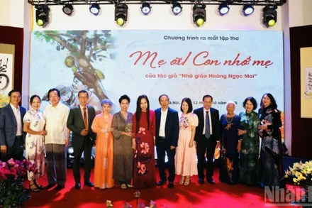 Tác giả tập thơ, nhà giáo Hoàng Thị Ngọc Mai (áo dài đỏ) cùng các đại biểu dự sự kiện.