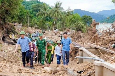Bí thư Tỉnh ủy Nghệ An Nguyễn Đức Trung (đi đầu, bên trái) kiểm tra, chỉ đạo khắc phục hậu quả lũ lụt ở xã Mỹ Lý. (Ảnh: PHẠM BẰNG)