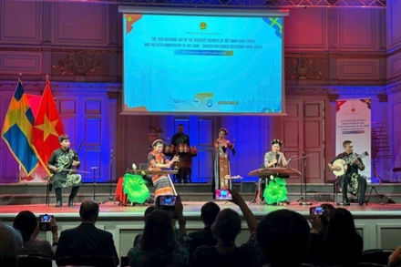 Biểu diễn văn nghệ tại Lễ kỷ niệm 79 năm Quốc khánh Việt Nam và 55 năm thiết lập quan hệ ngoại giao Việt Nam-Thụy Điển tại Stockholm.