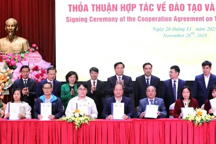 Các đại biểu chứng kiến lễ ký kết thỏa thuận hợp tác về đào tạo và cung ứng lao động.