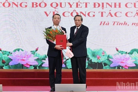 Đồng chí Hoàng Đăng Quang trao quyết định, tặng hoa chúc mừng đồng chí Phan Thiên Định.