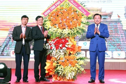 Phó Chủ tịch Ủy ban nhân dân tỉnh Phú Thọ Nguyễn Huy học tặng hoa chúc mừng Hội Hóa sinh y học Hà nội và các tỉnh phía bắc.