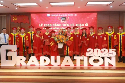 Trường đại học Thủy lợi đã vinh danh và trao bằng tốt nghiệp dành cho 8 tân tiến sĩ và 90 tân thạc sĩ.