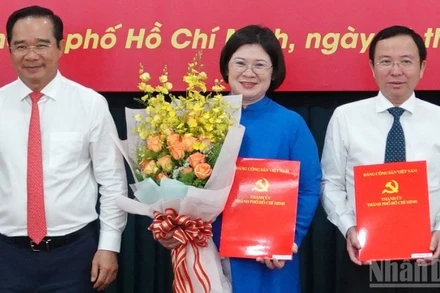 Đồng chí Văn Thị Bạch Tuyết (giữa) tại lễ công bố quyết định cán bộ ngày 1/7. (Ảnh: LINH BẢO)
