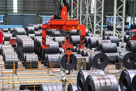 Sản phẩm thép cuộn trong một nhà máy thép ở thành phố Phòng Thành Cảng, Quảng Tây, Trung Quốc. (Ảnh: Tân Hoa xã)
