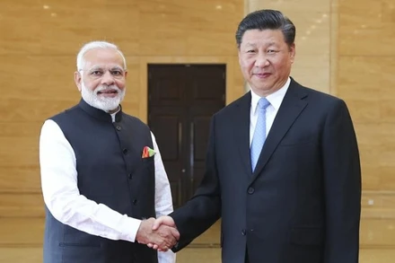 Thủ tướng Ấn Độ Narendra Modi (trái) và Chủ tịch Trung Quốc Tập Cận Bình gặp gỡ tại Trung Quốc, ngày 27/4/2018. (Ảnh: Tân Hoa xã)