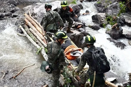 Lực lượng cảnh sát vũ trang Trung Quốc tham gia sơ tán người bị ảnh hưởng bởi thiên tai tại quận Diên Khánh, thành phố Bắc Kinh. (Ảnh: Tân Hoa xã)