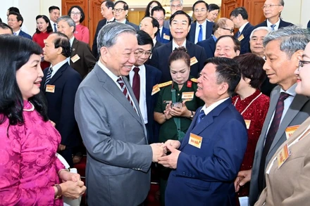 Tổng Bí thư Tô Lâm nói chuyện thân mật với các đại biểu trí thức, nhà khoa học, văn nghệ sĩ. (Ảnh: ĐĂNG KHOA)