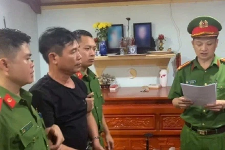 Cơ quan chức năng tống đạt, thi hành các quyết định đối với đối tượng Ngô Trí Cường.