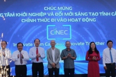 Đồng chí Bí thư Tỉnh ủy Cà Mau Nguyễn Hồ Hải (thứ ba, từ trái sang) và các đồng chí lãnh đạo tỉnh trong lễ khai trương Trung tâm Khởi nghiệp đổi mới sáng tạo của tỉnh tại phường Bạc Liêu. 