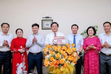 Chủ tịch Ủy ban nhân dân tỉnh Trần Duy Đông thăm, chúc mừng Văn phòng đại diện Báo Nhân Dân.