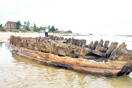 Tàu cổ tại thời điểm nổi lên sau cơn bão số 13.