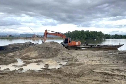 Bãi tập kết cát trái phép với 118m3 cát bị Công an tỉnh Quảng Trị phát hiện, xử lý. (Ảnh: CAQT)