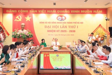 Các đại biểu biểu quyết thông qua Nghị quyết Đại hội Đảng bộ Hội đồng nhân dân thành phố Hà Nội lần thứ I, nhiệm kỳ 2025-2030.