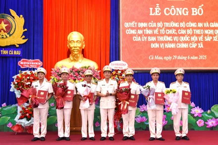 Đại tá Hồ Việt Triều, Bí thư Đảng ủy, Giám đốc Công an tỉnh trao Quyết định của Bộ trưởng Công an cho Ban Giám đốc Công an tỉnh Cà Mau sau sáp nhập. 