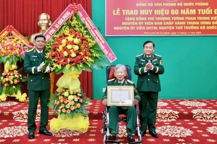 Trao Huy hiệu 60 năm tuổi Đảng cho Thượng tướng Phan Trung Kiên.