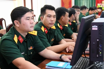 Cán bộ, chiến sĩ Bộ Chỉ huy quân sự tỉnh An Giang tham gia tập huấn “Bình dân học vụ số”. (Ảnh: TTXVN)